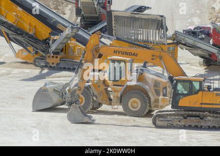 Buthiers, Frankreich. August 27. 2022. Roncevaux-Website. Sand- und Mineralsteinbruch mit Baumaschine. Industrielle Maschinen in einem Steinbruch. Stockfoto