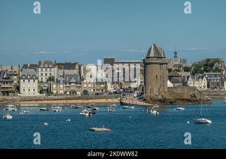 St. Malo, Bretagne, Frankreich - 8. Juli 2022: Roter Palast mit Turm, Fries und Uhr hinter La Tour solidor in Saint-Servan, Nachbarschaft. Weiße Yachten o Stockfoto