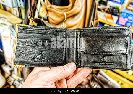 Herren Ledergeldbörse aus echtem Leder im Hand. Stockfoto