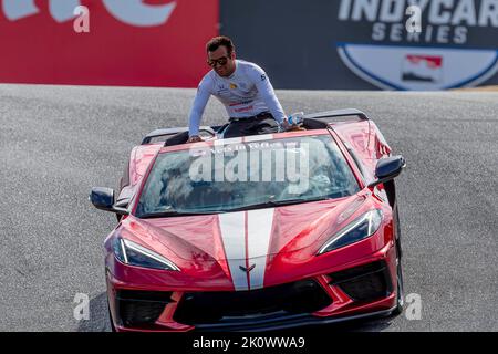 Monterey, CA, USA. 11. September 2022. DEVLIN Defrancesco (29) (R) aus Toronto, Kanada, winkt den Fans zu, bevor sie auf dem WeatherTech Raceway Laguna Seca in Monterey, CA, USA, um den Firestone Grand Prix von Monterey Rennen. (Bild: © Walter G. Arce Sr./ZUMA Press Wire) Stockfoto