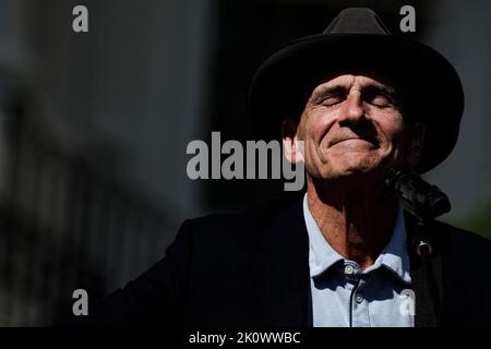 Washington, Usa. 13. September 2022. Der Musiker James Taylor tritt am Dienstag, den 13. September, während einer Veranstaltung des Inflationsreduktionsgesetzes auf dem South Lawn des Weißen Hauses in Washington, DC, USA, auf. 2022. Präsident Biden versucht, aus einer plötzlichen Reihe positiver Wirtschaftsnachrichten Kapital zu schlagen, um die größte politische Haftung der Demokraten in ein unwahrscheinliches Verkaufsargument für das Wahljahr zu verwandeln. Fotograf: Samuel Corum/Pool/Sipa USA Kredit: SIPA USA/Alamy Live News Stockfoto