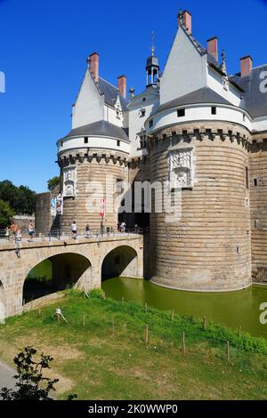 NANTES, FRANKREICH -10 AUG 2022- Blick auf das Chateau des Ducs de Bretagne, ein großes mittelalterliches Schloss für die Herzöge der Bretagne, das heute das Geschichtsmuseum von Nantes ist Stockfoto