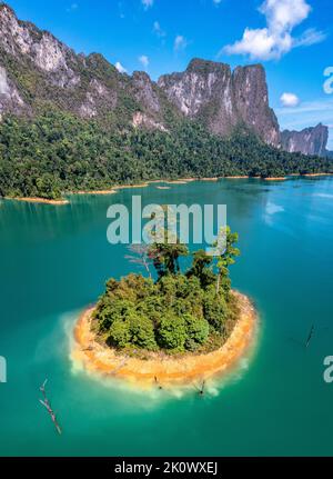 Luftaufnahme des Khao Sok Nationalparks Cheow Lan Dam See in Surat Thani, Thailand Stockfoto