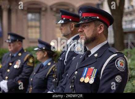 NEW YORK, NY – 11. September 2022: Die Polizei der Provinz Ontario und Beamte des Polizeidienstes von Toronto nehmen an einer Zeremonie am 11.. September in Manhattan Teil. Stockfoto