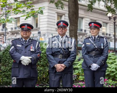 NEW YORK, N.Y. – 11. September 2022: Polizeibeamte des Toronto Police Service nehmen an einer Gedenkfeier im Queen Elizabeth II September 11. Garden Teil. Stockfoto