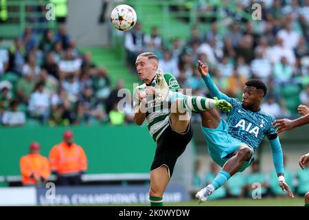 Lissabon, Portugal. 13. September 2022. Emerson Royal (R) aus Tottenham steht während des UEFA Champions League-Spiel der Gruppe D am 13. September 2022 in Lissabon, Portugal, mit Nuno Santos von Sporting CP in Verbindung. Quelle: Pedro Fiuza/Xinhua/Alamy Live News Stockfoto