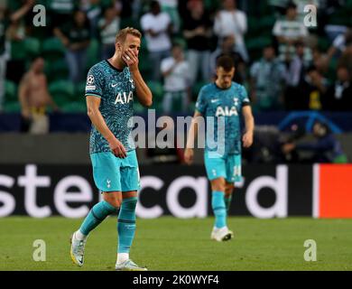 Lissabon, Portugal. 13. September 2022. Harry Kane (L) von Tottenham reagiert während des UEFA Champions League-Spiel der Gruppe D zwischen Sporting CP und Tottenham Hotspur am 13. September 2022 in Lissabon, Portugal. Quelle: Pedro Fiuza/Xinhua/Alamy Live News Stockfoto