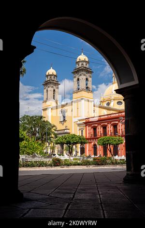 Colima, mexiko, Kolonialkirche und Regierungspalast von Colima. Zentraler Garten von Colima. Stockfoto