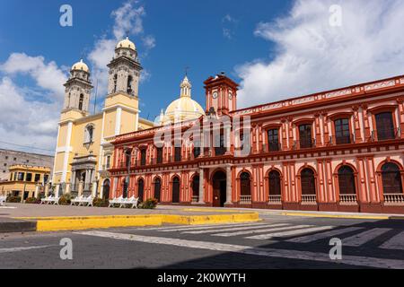 Colima, mexiko, Kolonialkirche und Regierungspalast von Colima. Zentraler Garten von Colima. Stockfoto