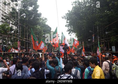 Während des Nabanna Abhiyan (Staatssekretariats des indischen Staates Westbengalen) in Kalkutta nahmen mehrere prominente Parteiführer, darunter der Vorsitzende der Bharatiya Janata Partei, sowie Tausende von Parteiarbeitern aus drei verschiedenen Orten Teil. BJP-Arbeiter befeuerten Steine auf den Polizeibeamten von Kalkutta und fackelten auch ein Polizeifahrzeug von Kalkutta an während dieser Agitation verwendete die Polizei von Kalkutta Tränengase und Wasserwerfer, um den Mob zu zerstreuen, was sich dann in eine gewalttätige Situation verwandelte. (Bild: © Sukhomoy  Sen Eyepix Group/eyepix via ZUMA Press Wire) Stockfoto