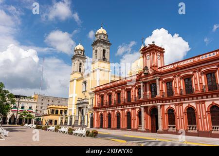 Colima, mexiko, Kolonialkirche und Regierungspalast von Colima. Zentraler Garten von Colima. Stockfoto