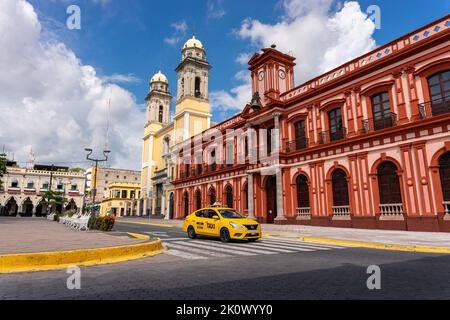 Colima, mexiko, Kolonialkirche und Regierungspalast von Colima. Zentraler Garten von Colima. Stockfoto