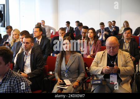 St. Petersburg, Russland. 13. September 2022. Die Besucher nehmen an einer Sitzung zum russisch-kasachischen Wirtschaftsdialog: Eine Partnerschaft in der Gasindustrie 4,0 im Rahmen des St. Petersburger Internationalen Gasforums 2022 (SPIGF 2022) Teil. Kredit: SOPA Images Limited/Alamy Live Nachrichten Stockfoto