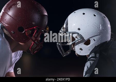 zwei american-Football-Spieler von Angesicht zu Angesicht in Silhouette Schatten auf weißem Hintergrund Stockfoto