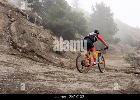 Radler auf der Bergstraße. Extremsportkonzept und Enduro-Radfahren. Stockfoto