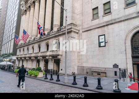 New York, USA. 13. September 2022. Der Sicherheitsdienst geht an der New Yorker Börse an dem Tag vorbei, an dem die US-Aktien an ihrem schlechtesten Tag seit dem 11. Juni 2020 nach dem Bericht über einen Anstieg des Verbraucherpreisindex im August abstürzte. Foto aufgenommen in New York am 13. September 2022. Dow ging um mehr als 12776 Punkte zurück. Der Verbraucherpreisindex stieg im August um 8,3 % mehr als die Ökonomen von 8,1 % erwartet hatten. (Foto von Lev Radin/Sipa USA) Quelle: SIPA USA/Alamy Live News Stockfoto