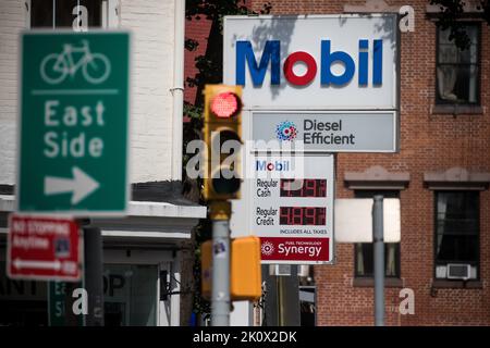 New York, USA. 13. September 2022. Eine Preisplatine wird an einer Tankstelle in New York, USA, am 13. September 2022 gesehen. Das US-Arbeitsministerium berichtete am Dienstag, dass die Verbraucherinflation des Landes im August gegenüber dem Vorjahr um 8,3 Prozent gestiegen sei, etwas weniger als im Vormonat, aber immer noch auf einem erhöhten Niveau. Der Verbraucherpreisindex für alle städtischen Verbraucher (CPI-U) stieg im August auf Saison-bereinigter Basis um 0,1 Prozent, nachdem er im Juli unverändert geblieben war. Quelle: Michael Nagle/Xinhua/Alamy Live News Stockfoto