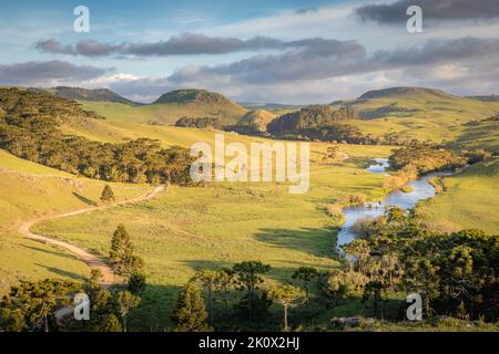 Landschaft und Flusslandschaft im Süden Brasiliens bei friedlichem Sonnenuntergang Stockfoto