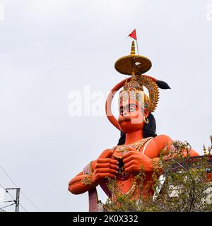 Große Statue von Lord Hanuman in der Nähe der delhi U-Bahn-Brücke in der Nähe von Karol Bagh, Delhi, Indien, Lord Hanuman Statue berühren Himmel Stockfoto