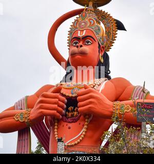 Große Statue von Lord Hanuman in der Nähe der delhi U-Bahn-Brücke in der Nähe von Karol Bagh, Delhi, Indien, Lord Hanuman Statue berühren Himmel Stockfoto