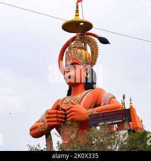 Große Statue von Lord Hanuman in der Nähe der delhi U-Bahn-Brücke in der Nähe von Karol Bagh, Delhi, Indien, Lord Hanuman Statue berühren Himmel Stockfoto