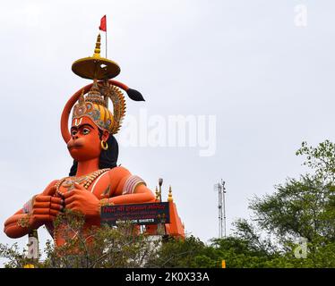 Große Statue von Lord Hanuman in der Nähe der delhi U-Bahn-Brücke in der Nähe von Karol Bagh, Delhi, Indien, Lord Hanuman Statue berühren Himmel Stockfoto