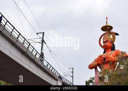 Große Statue von Lord Hanuman in der Nähe der delhi U-Bahn-Brücke in der Nähe von Karol Bagh, Delhi, Indien, Lord Hanuman Statue berühren Himmel Stockfoto