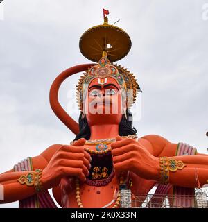 Große Statue von Lord Hanuman in der Nähe der delhi U-Bahn-Brücke in der Nähe von Karol Bagh, Delhi, Indien, Lord Hanuman Statue berühren Himmel Stockfoto