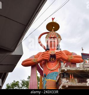 Große Statue von Lord Hanuman in der Nähe der delhi U-Bahn-Brücke in der Nähe von Karol Bagh, Delhi, Indien, Lord Hanuman Statue berühren Himmel Stockfoto