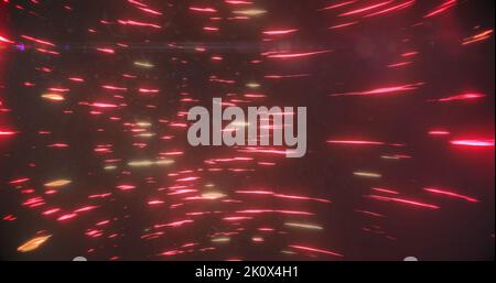 Abbildung mehrerer rot leuchtender Lichtspuren, die sich in hypnotischer Bewegung in nahtloser Schleife drehen. Farb- und Bewegungskonzept digital generiertes Bild. Stockfoto