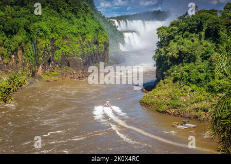 Schnellboot auf dem Iguazu Fluss bei den Iguazu Fällen, Blick von der argentinischen Seite Stockfoto