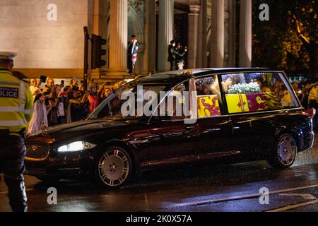 London, Großbritannien. 13. September 2022. Der staatliche Leichenwagen von Königin Elizabeth II. Passiert im Regen die Menschenmassen am Marble Arch. Der Staatswagen von Königin Elizabeth II. Kam heute Abend von Edinburgh nach London in Northolt an und fuhr durch Central London, einschließlich Marble Arch, zum Buckingham Palace. Der Sarg Ihrer Majestät wird morgen vom Buckingham Palace zum Palace of Westminister übersiedeln, um dort bis zum nächsten Montagmorgen zu liegen. Kredit: SOPA Images Limited/Alamy Live Nachrichten Stockfoto