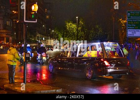 London, Großbritannien. 13. September 2022. Der staatliche Leichenwagen von Königin Elizabeth II. Passiert im Regen die Menschenmassen am Marble Arch. Der Staatswagen von Königin Elizabeth II. Kam heute Abend von Edinburgh nach London in Northolt an und fuhr durch Central London, einschließlich Marble Arch, zum Buckingham Palace. Der Sarg Ihrer Majestät wird morgen vom Buckingham Palace zum Palace of Westminister übersiedeln, um dort bis zum nächsten Montagmorgen zu liegen. Kredit: SOPA Images Limited/Alamy Live Nachrichten Stockfoto