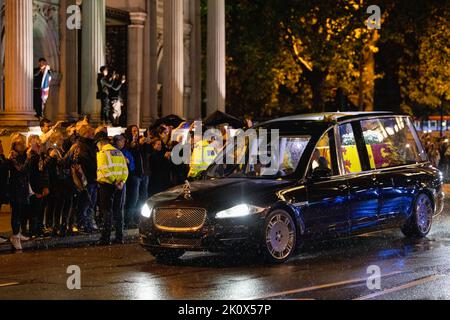 London, Großbritannien. 13. September 2022. Der staatliche Leichenwagen von Königin Elizabeth II. Passiert im Regen die Menschenmassen am Marble Arch. Der Staatswagen von Königin Elizabeth II. Kam heute Abend von Edinburgh nach London in Northolt an und fuhr durch Central London, einschließlich Marble Arch, zum Buckingham Palace. Der Sarg Ihrer Majestät wird morgen vom Buckingham Palace zum Palace of Westminister übersiedeln, um dort bis zum nächsten Montagmorgen zu liegen. Kredit: SOPA Images Limited/Alamy Live Nachrichten Stockfoto