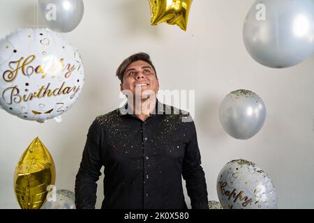 Geburtstagsfeier mit brillanten Farben und Selbstgenuss Stockfoto