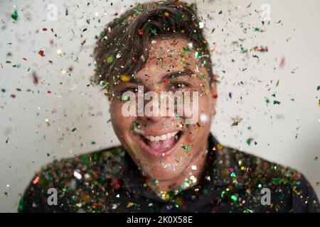 Geburtstagsfeier mit brillanten Farben und Selbstgenuss Stockfoto