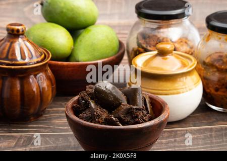 Mango Pickle Auch Als Aam Ka Achar, Organic Dry Kachi Keri Achaar, Masaledar Sookha Kairi Aus Kacha Raw Green Sliced Mangos Mixed Mariniert Stockfoto