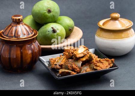 Mango Pickle Auch Als Aam Ka Achar, Organic Dry Kachi Keri Achaar, Masaledar Sookha Kairi Aus Kacha Raw Green Sliced Mangos Mixed Mariniert Stockfoto