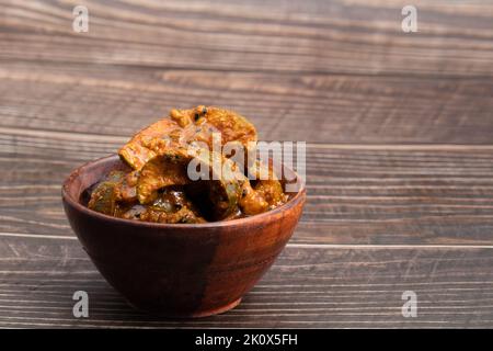 Mango Pickle Auch Als Aam Ka Achar, Organic Dry Kachi Keri Achaar, Masaledar Sookha Kairi Aus Kacha Raw Green Sliced Mangos Mixed Mariniert Stockfoto