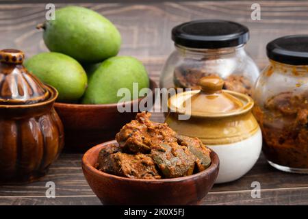 Mango Pickle Auch Als Aam Ka Achar, Organic Dry Kachi Keri Achaar, Masaledar Sookha Kairi Aus Kacha Raw Green Sliced Mangos Mixed Mariniert Stockfoto