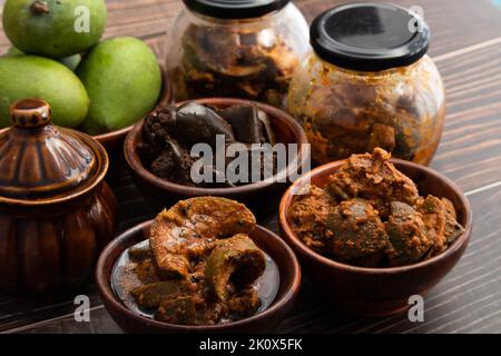 Mango Pickle Auch Als Aam Ka Achar, Organic Dry Kachi Keri Achaar, Masaledar Sookha Kairi Aus Kacha Raw Green Sliced Mangos Mixed Mariniert Stockfoto