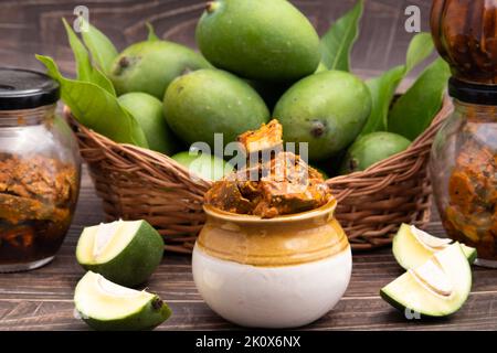 Mango Pickle auch Aam Ka Achar, Sookha Kairi, Chatpata Loncha genannt, wird aus ungeschältem grünem Mango-Schnitt, gemischt mit Gewürzen - Knoblauch, Masala, hergestellt Stockfoto