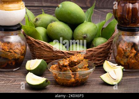 Mango Pickle auch Aam Ka Achar, Sookha Kairi, Chatpata Loncha genannt, wird aus ungeschältem grünem Mango-Schnitt, gemischt mit Gewürzen - Knoblauch, Masala, hergestellt Stockfoto