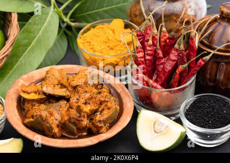 Mango Pickle auch Aam Ka Achar, Sookha Kairi, Chatpata Loncha genannt, wird aus ungeschältem grünem Mango-Schnitt, gemischt mit Gewürzen - Knoblauch, Masala, hergestellt Stockfoto