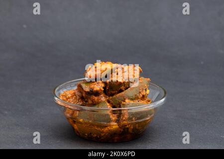 Mango Pickle auch Aam Ka Achar, Sookha Kairi, Chatpata Loncha genannt, wird aus ungeschältem grünem Mango-Schnitt, gemischt mit Gewürzen - Knoblauch, Masala, hergestellt Stockfoto