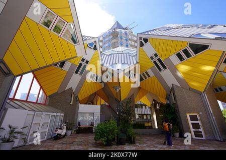 ROTTERDAM, NIEDERLANDE - 9. JUNI 2022: Würfelhäuser und Blaak-Turm in Rotterdam, Niederlande Stockfoto