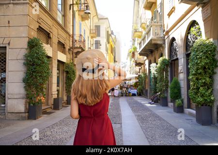 Stilvolle junge Frau zu Fuß in Brera, Mailand, Italien Stockfoto