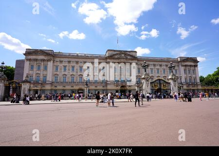 LONDON, VEREINIGTES KÖNIGREICH - 15. JULI 2022: Der Buckingham Palace ist eine königliche Residenz in London und der Verwaltungssitz des Monarchen der Vereinigten Staaten Stockfoto