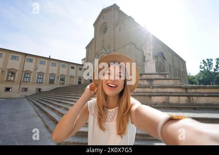 Selbstporträt der Reisenden Mädchen auf der Piazza Duomo, Arezzo, Toskana, Italien Stockfoto