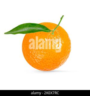 Mandarine oder Clementine mit grünem Blatt isoliert auf weißem Hintergrund Stockfoto